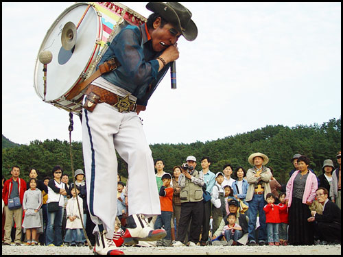 무형문화재 동동구르모장수의 공연 